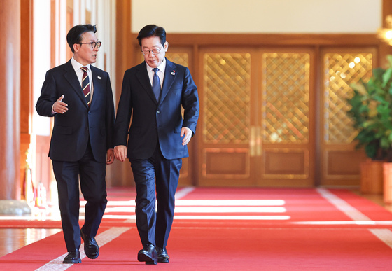 대화하며 국무회의장 향하는 이재명 대통령