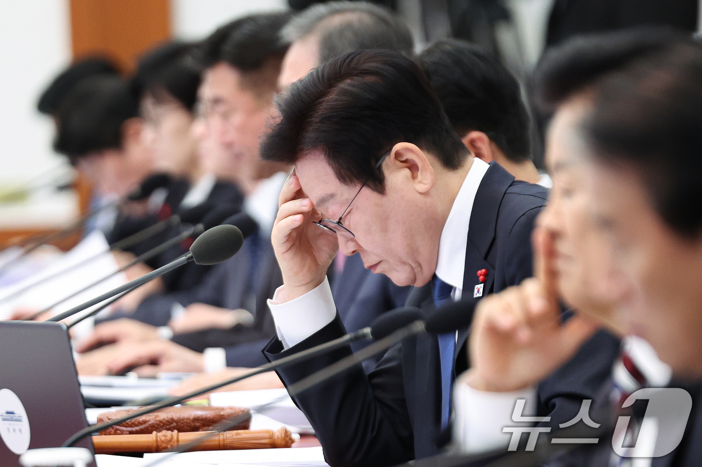 (서울=뉴스1) 허경 기자 = 이재명 대통령이 30일 청와대에서 열린 국무회의에서 자료를 살펴보고 있다. 2025.12.30/뉴스1