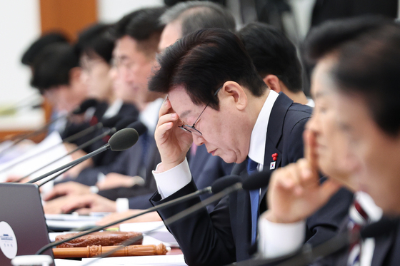 자료 살펴보는 이재명 대통령