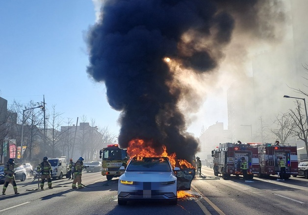 전주 백제대로서 전기차에 불…15분만에 진화