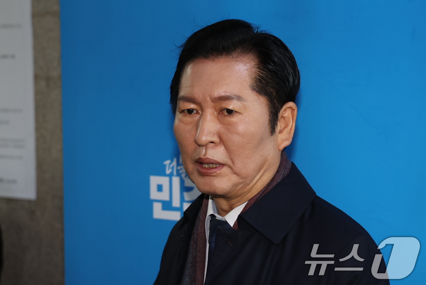 (서울=뉴스1) 장수영 기자 = 정청래 더불어민주당 대표가 30일 오전 서울 여의도 국회 민주당대표실 앞에서 김병기 원내대표 사퇴와 관련한 입장을 밝히고 있다. 2025.12.30 …