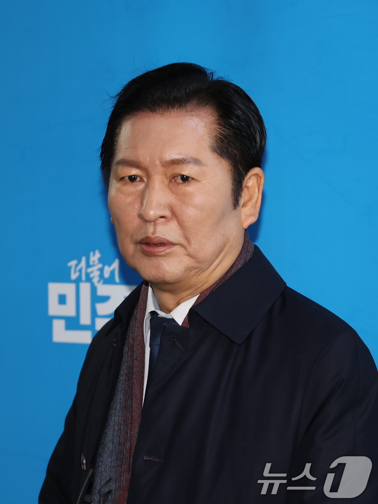 (서울=뉴스1) 장수영 기자 = 정청래 더불어민주당 대표가 30일 오전 서울 여의도 국회 민주당대표실 앞에서 김병기 원내대표 사퇴와 관련한 입장을 밝히고 있다.  2025.12.3 …