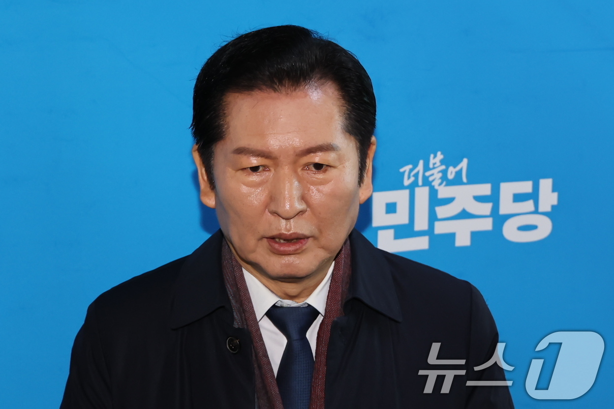 (서울=뉴스1) 장수영 기자 = 정청래 더불어민주당 대표가 30일 서울 여의도 국회에서 김병기 원내대표의 사퇴와 관련해 입장을 밝히고 있다. 2025.12.30/뉴스1