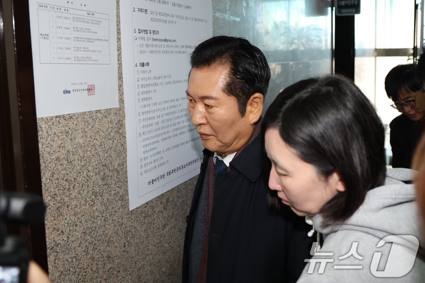 (서울=뉴스1) 장수영 기자 = 정청래 더불어민주당 대표가 30일 오전 서울 여의도 국회 민주당대표실 앞에서 김병기 원내대표 사퇴와 관련한 입장을 밝힌 뒤 대표실로 들어가고 있다. …