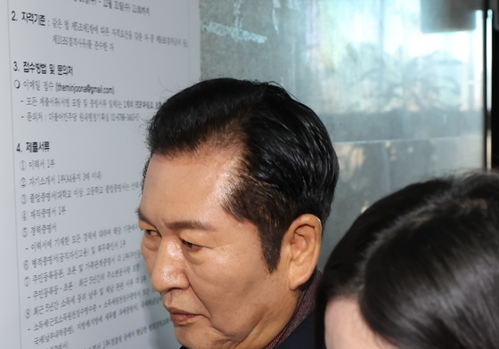 원내대표 사퇴 관련 입장 밝힌 뒤 당대표실 향하는 정청래