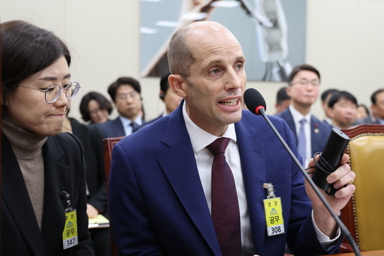 질문에 답하는 해롤드 로저스 쿠팡 임시대표