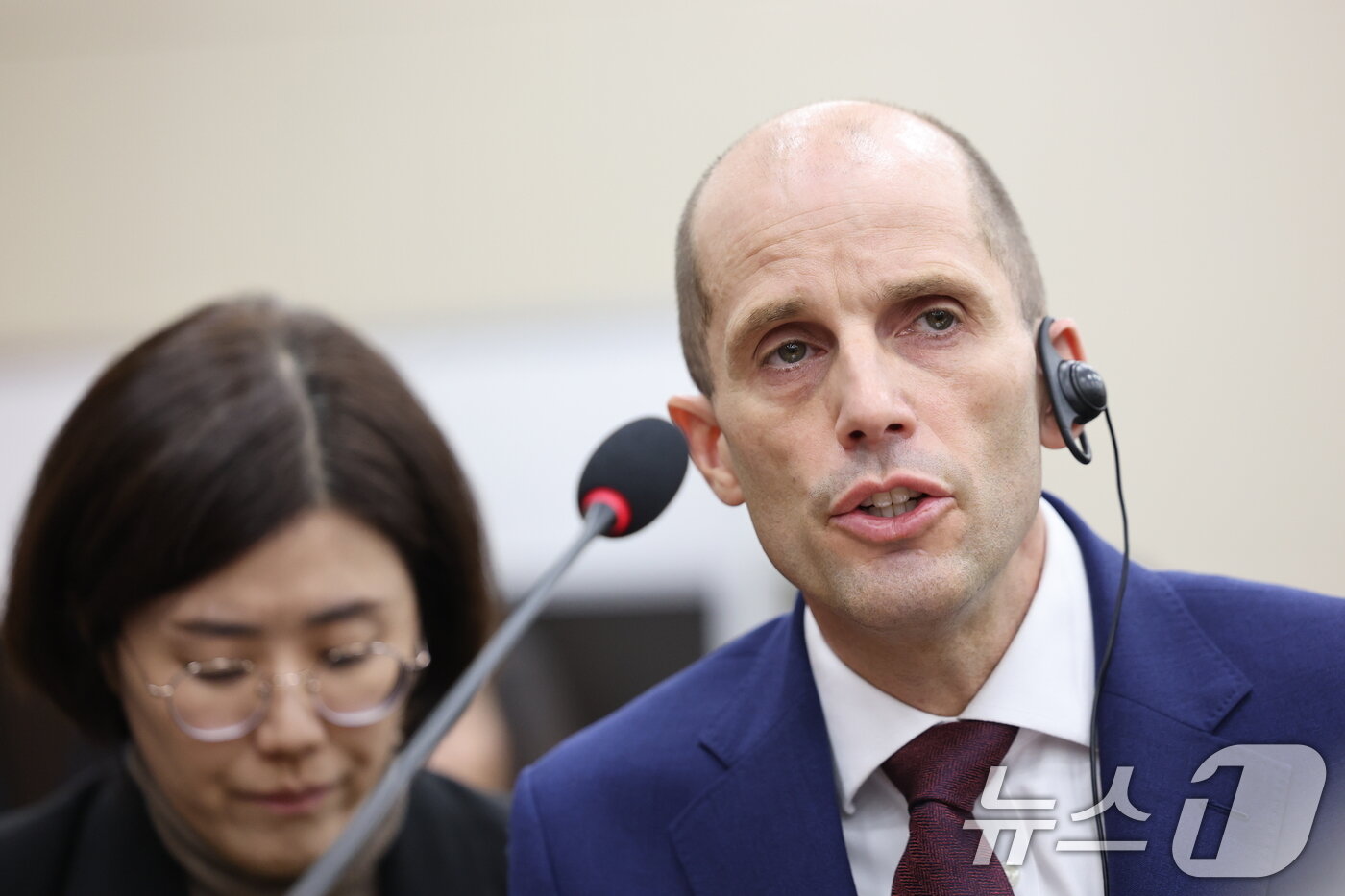 본문 이미지 - 해롤드 로저스 쿠팡 대표이사가 30일 서울 여의도 국회에서 열린 제430회국회(임시회) 쿠팡 침해사고 및 개인정보 유출, 불공정 거래, 노동환경 실태 파악과 재발방지 대책 마련을 위한 연석 청문회에서 질문에 답하고 있다. 2025.12.30 / ⓒ 뉴스1 이승배 기자