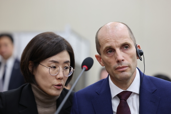 청문회 질의 듣는 쿠팡 대표