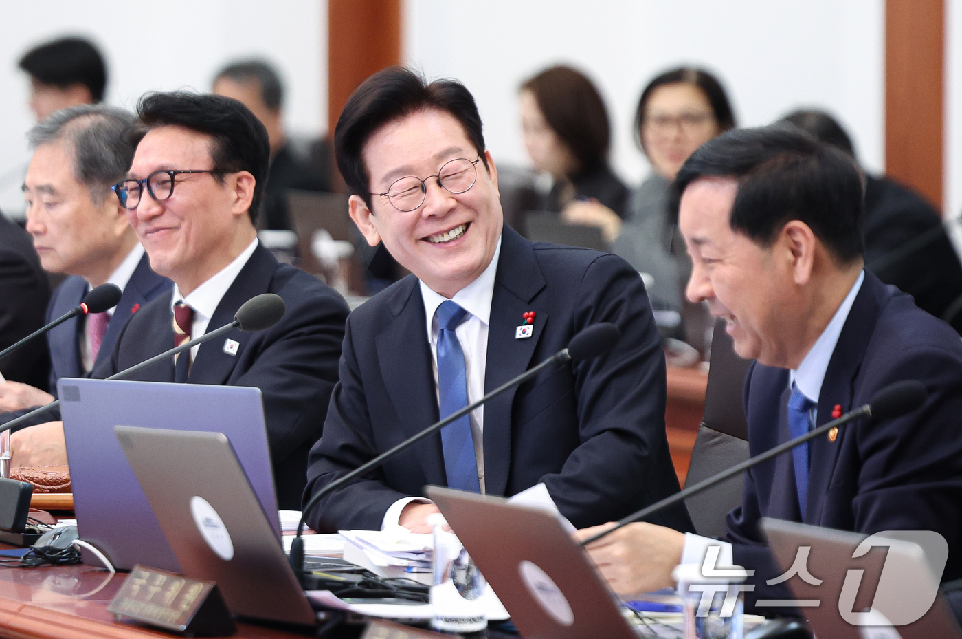 (서울=뉴스1) 허경 기자 = 이재명 대통령이 30일 청와대에서 열린 국무회의에서 미소를 짓고 있다. 2025.12.30/뉴스1