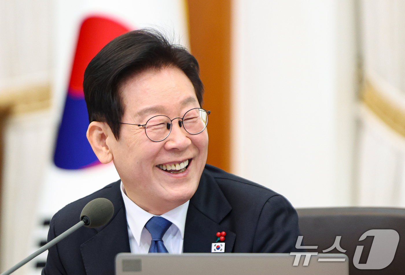 (서울=뉴스1) 허경 기자 = 이재명 대통령이 30일 청와대에서 열린 국무회의에서 미소를 짓고 있다. 2025.12.30/뉴스1