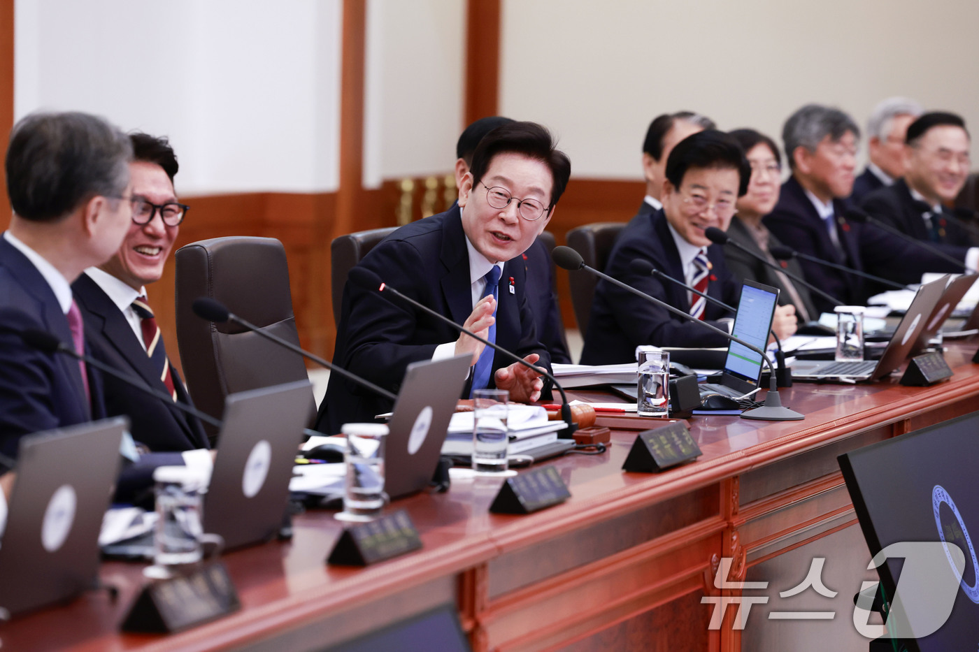 (서울=뉴스1) 허경 기자 = 이재명 대통령이 30일 청와대에서 열린 국무회의에서 발언하고 있다. (청와대통신사진기자단) 2025.12.30/뉴스1