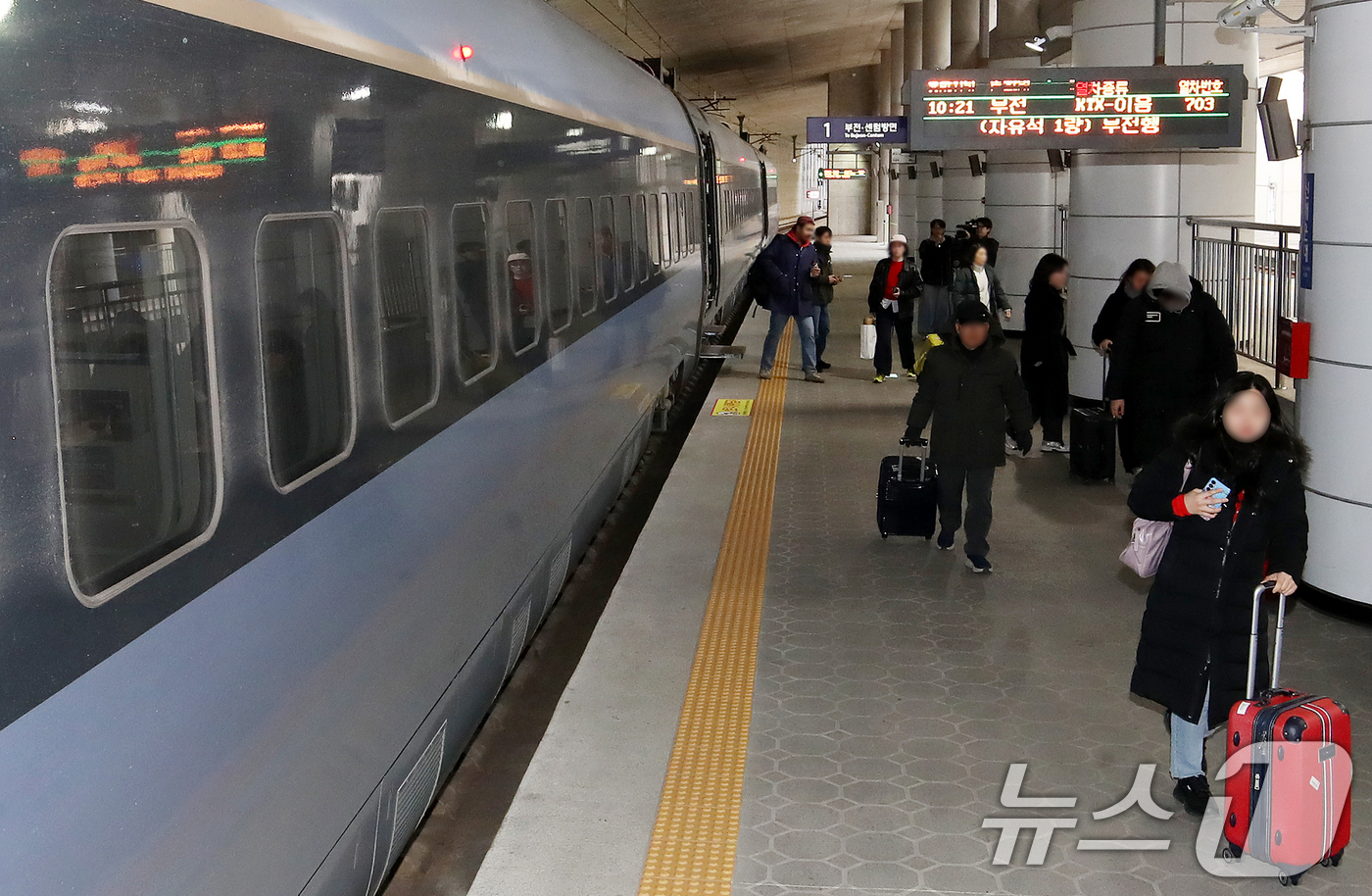 (부산=뉴스1) 윤일지 기자 = 30일 오전 서울 청량리역과 부산 부전역을 잇는 중앙선 KTX-이음 신규 정차역으로 지정된 신해운대역에서 KTX-이음 부전행 열차가 도착한 가운데 …