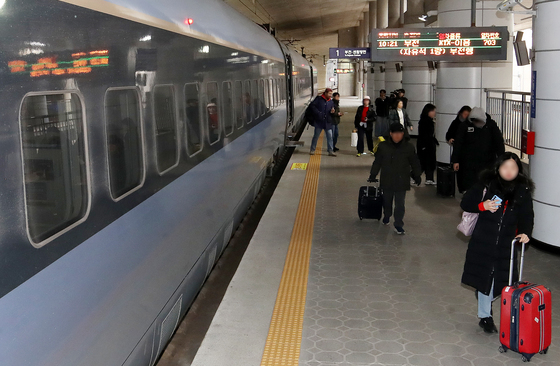 신해운대역서 내리는 중앙선 KTX-이음 승객들
