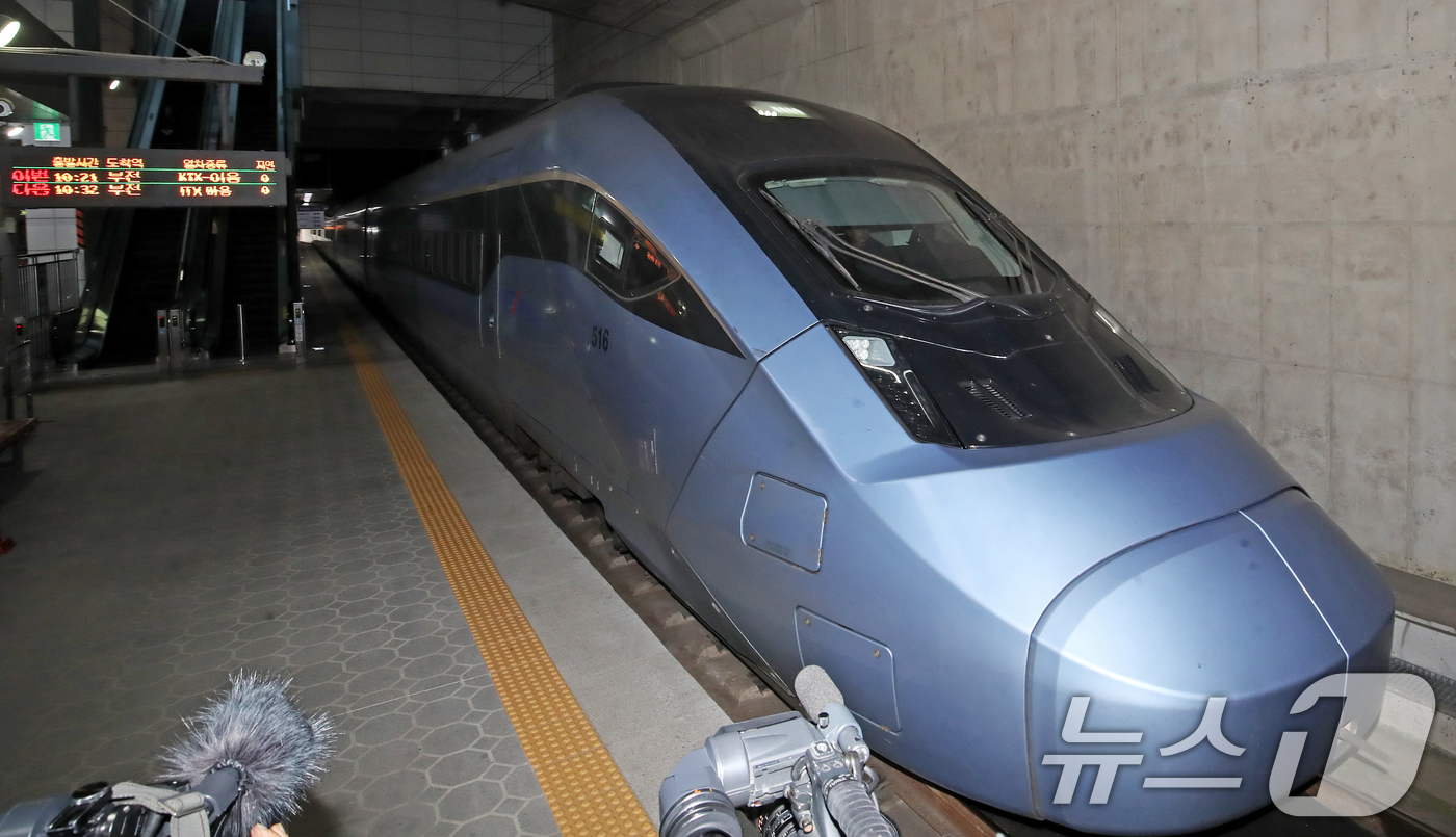 (부산=뉴스1) 윤일지 기자 = 30일 오전 서울 청량리역과 부산 부전역을 잇는 중앙선 KTX-이음 신규 정차역으로 지정된 신해운대역에서 KTX-이음 부전행 열차가 도착하고 있다. …