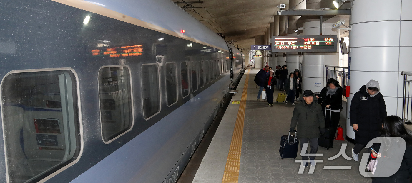 (부산=뉴스1) 윤일지 기자 = 30일 오전 서울 청량리역과 부산 부전역을 잇는 중앙선 KTX-이음 신규 정차역으로 지정된 신해운대역에서 KTX-이음 부전행 열차가 도착한 가운데 …