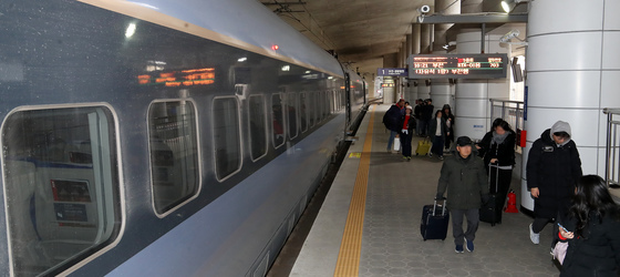 KTX-이음 신규 정차역 신해운대역에 내린 승객들