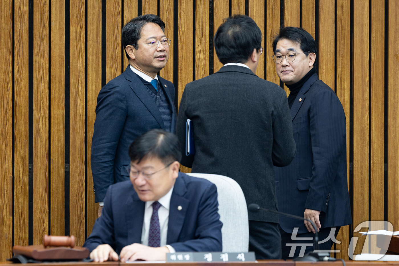 (서울=뉴스1) 유승관 기자 = 국회 감사원장(김호철) 임명동의에 관한 인사청문특별위원회 여야 간사인 더불어민주당 김승원(왼쪽), 국민의힘 배준영 의원이 30일 서울 여의도 국회에 …