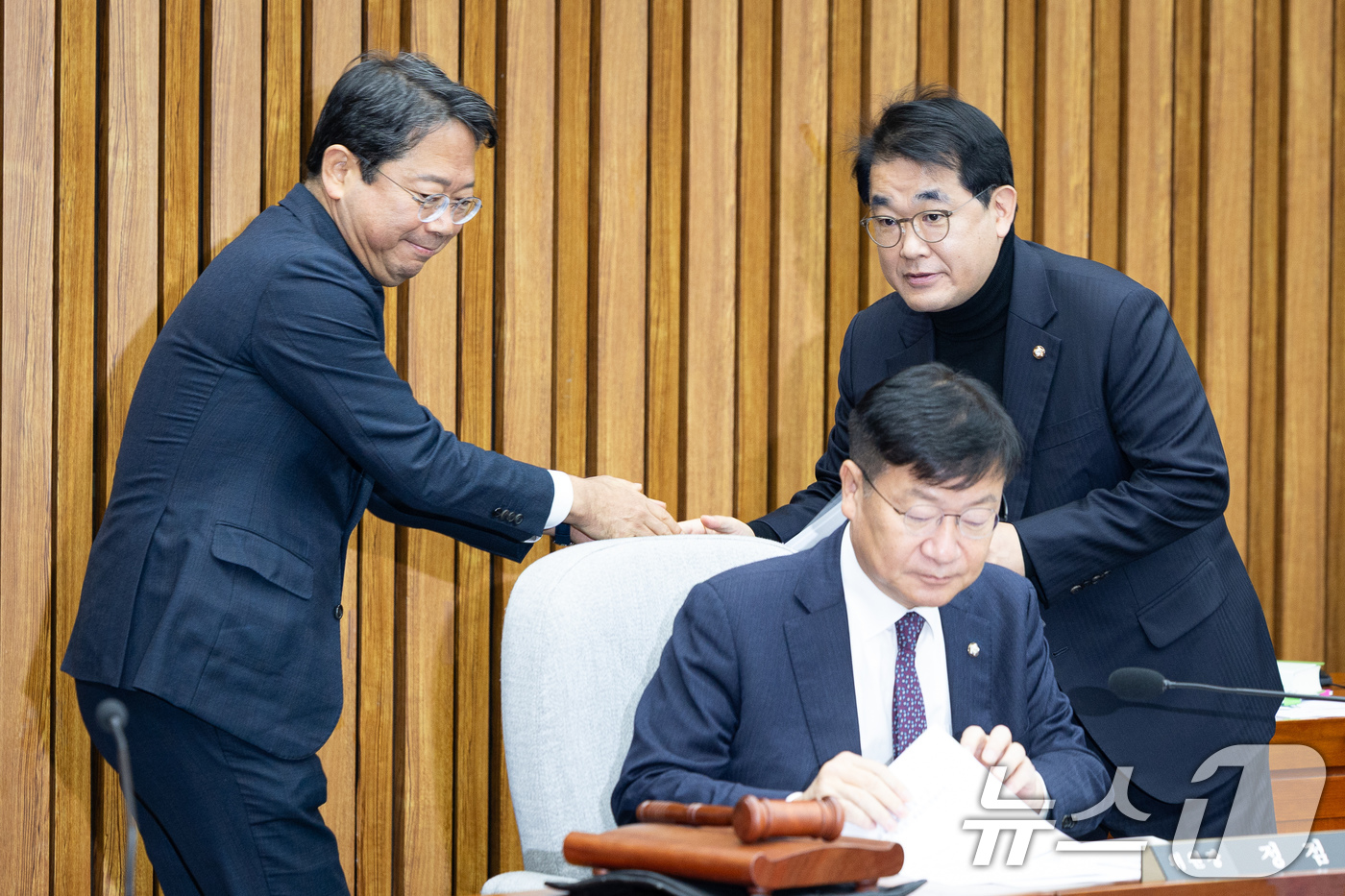 (서울=뉴스1) 유승관 기자 = 국회 감사원장(김호철) 임명동의에 관한 인사청문특별위원회 여야 간사인 더불어민주당 김승원(왼쪽), 국민의힘 배준영 의원이 30일 서울 여의도 국회에 …