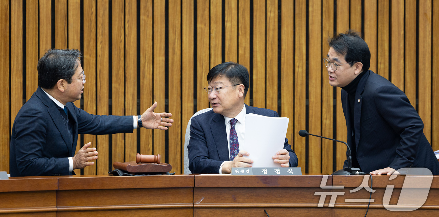 (서울=뉴스1) 유승관 기자 = 정점식 국회 감사원장(김호철) 임명동의에 관한 인사청문특별위원장과 더불어민주당 김승원(왼쪽), 국민의힘 배준영 간사가 30일 서울 여의도 국회에서 …