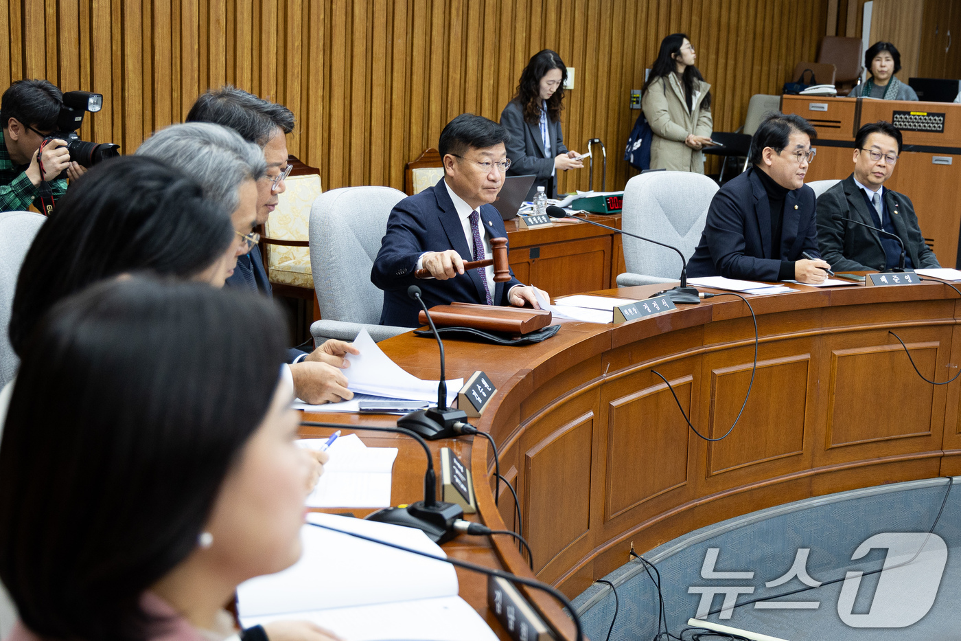 (서울=뉴스1) 유승관 기자 = 정점식 국회 감사원장(김호철) 임명동의에 관한 인사청문특별위원장이 30일 서울 여의도 국회에서 열린 특위 전체회의에서 의사봉을 두드리고 있다. 20 …