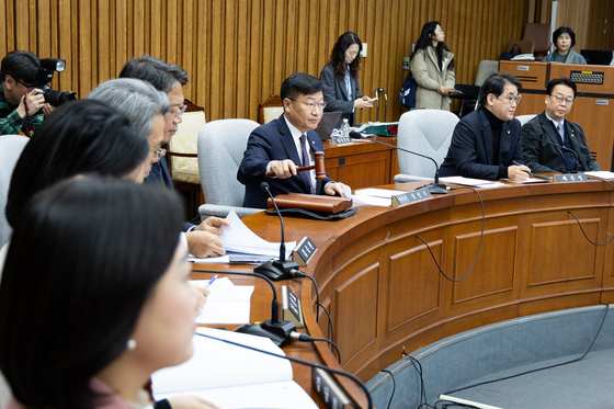 의사봉 두드리는 정점식 위원장