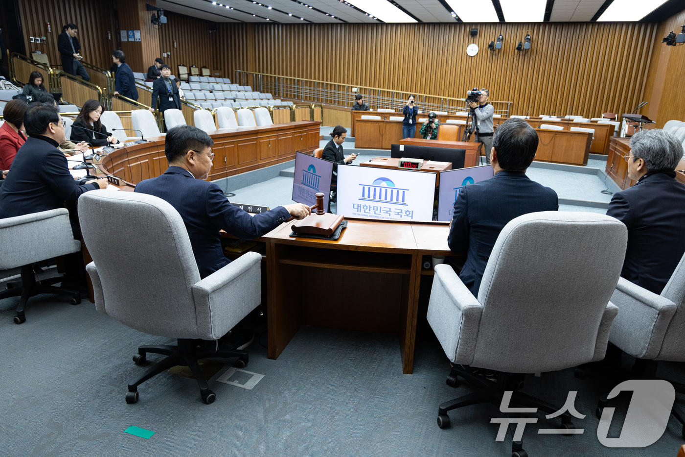 (서울=뉴스1) 유승관 기자 = 정점식 국회 감사원장(김호철) 임명동의에 관한 인사청문특별위원장이 30일 서울 여의도 국회에서 열린 특위 전체회의에서 의사봉을 두드리고 있다. 20 …