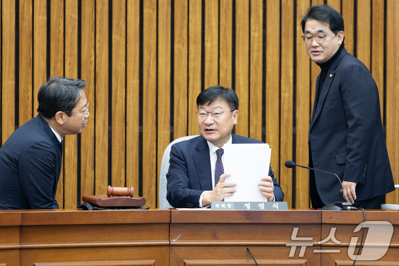 (서울=뉴스1) 유승관 기자 = 정점식 국회 감사원장(김호철) 임명동의에 관한 인사청문특별위원장과 더불어민주당 김승원(왼쪽), 국민의힘 배준영 간사가 30일 서울 여의도 국회에서 …