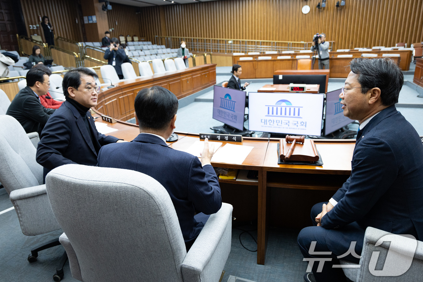 (서울=뉴스1) 유승관 기자 = 정점식 국회 감사원장(김호철) 임명동의에 관한 인사청문특별위원장과 더불어민주당 김승원(오른쪽), 국민의힘 배준영 간사가 30일 서울 여의도 국회에서 …