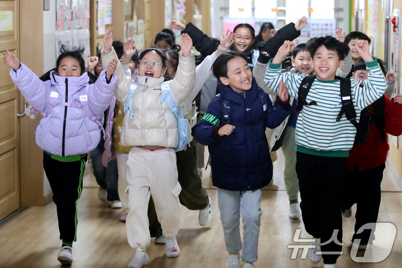 (대구=뉴스1) 공정식 기자 = 30일 오전 대구 동구 대구팔공초등학교에서 겨울방학식을 마친 1학년 학생들이 교실을 나서며 환호하고 있다. 2025.12.30/뉴스1