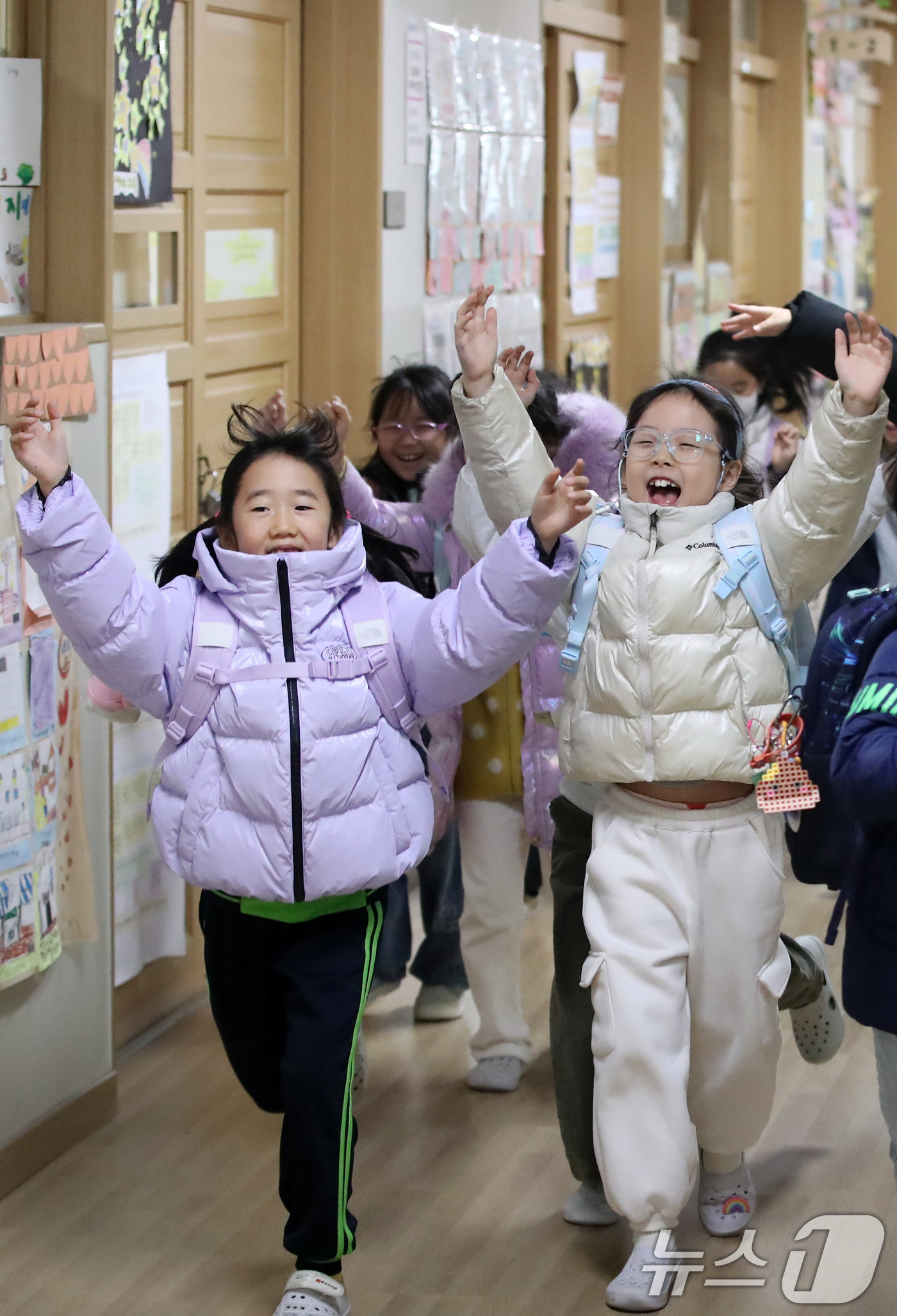 (대구=뉴스1) 공정식 기자 = 30일 오전 대구 동구 대구팔공초등학교에서 겨울방학식을 마친 1학년 학생들이 교실을 나서며 환호하고 있다. 2025.12.30/뉴스1