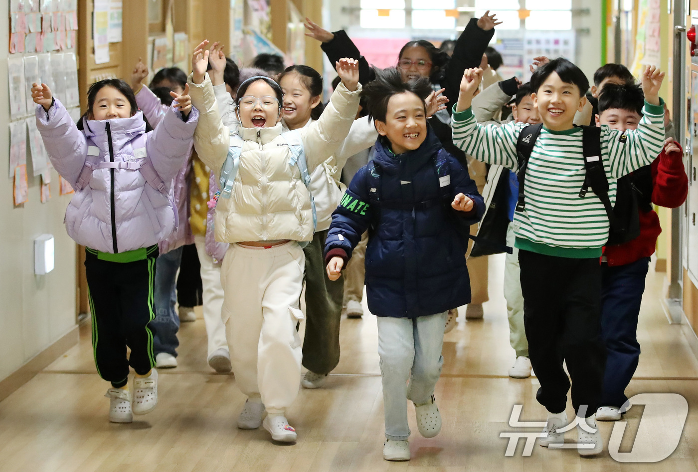 (대구=뉴스1) 공정식 기자 = 30일 오전 대구 동구 대구팔공초등학교에서 겨울방학식을 마친 1학년 학생들이 교실을 나서며 환호하고 있다. 2025.12.30/뉴스1