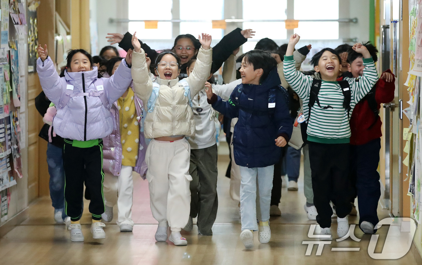 (대구=뉴스1) 공정식 기자 = 30일 오전 대구 동구 대구팔공초등학교에서 겨울방학식을 마친 1학년 학생들이 교실을 나서며 환호하고 있다. 2025.12.30/뉴스1