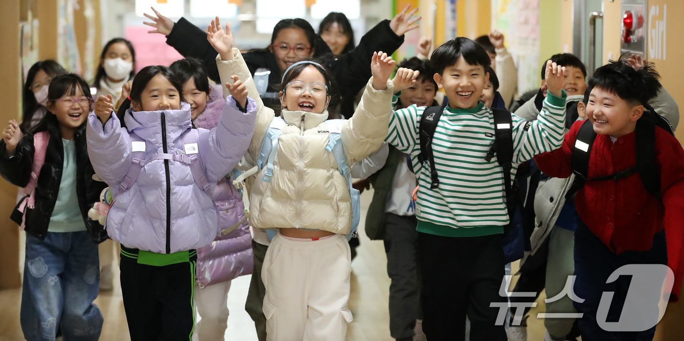 (대구=뉴스1) 공정식 기자 = 30일 오전 대구 동구 대구팔공초등학교에서 겨울방학식을 마친 1학년 학생들이 교실을 나서며 환호하고 있다. 2025.12.30/뉴스1