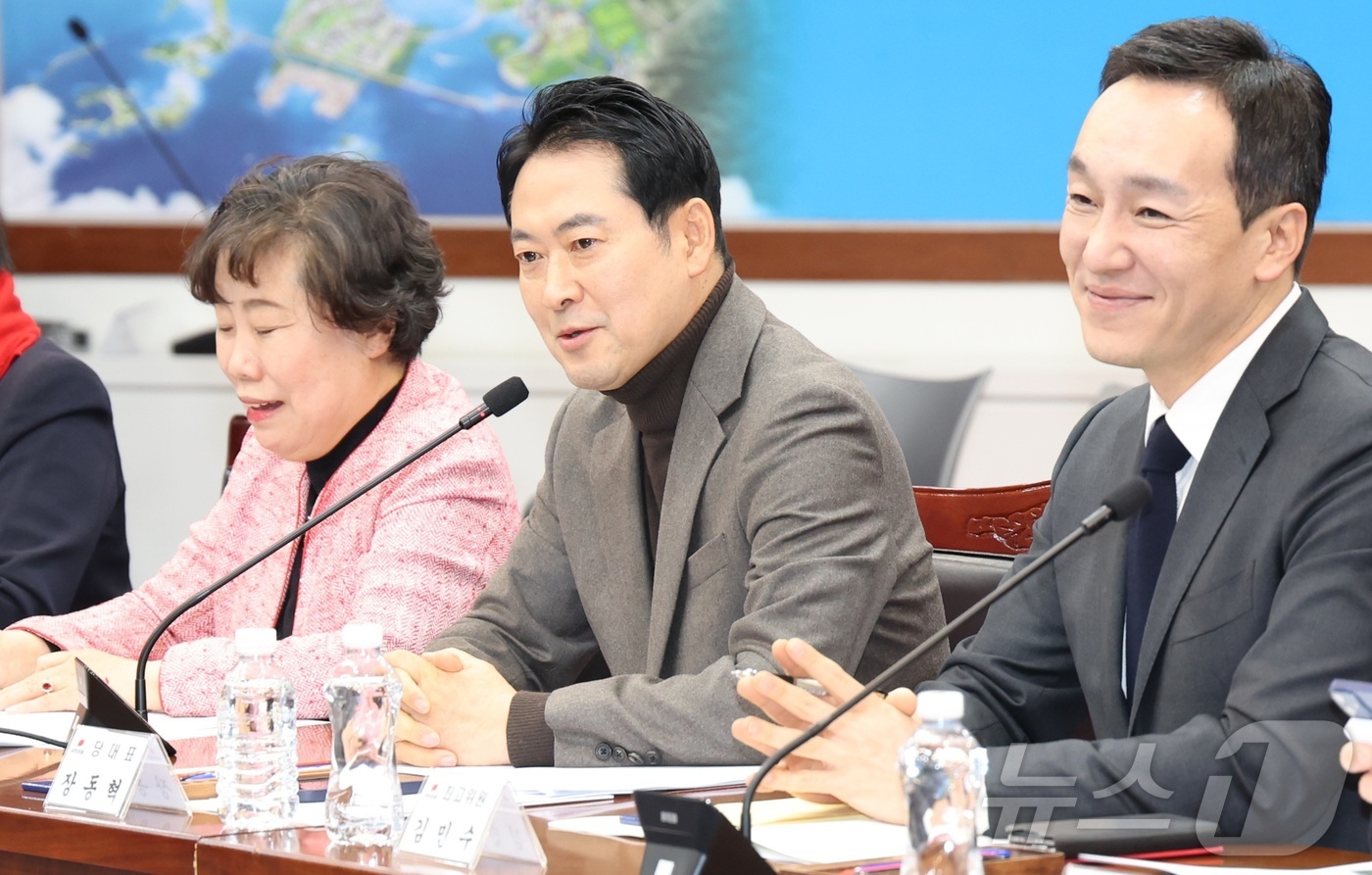 (김제=뉴스1) 유경석 기자 = 장동혁 국민의힘 대표(가운데)가 30일 전북 김제시 새만금33센터에서 열린 국민의힘·전북특별자치도 정책간담회에 참석해 인사말을 하고 있다. 2025 …