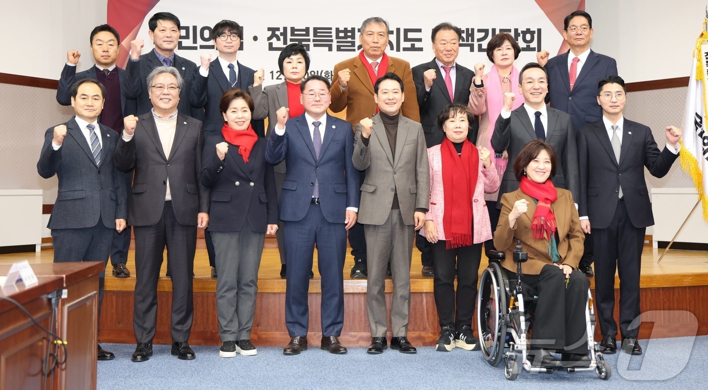 (김제=뉴스1) 유경석 기자 = 장동혁 국민의힘 대표와 김종훈 전북특별자치도 경제부지사를 비롯한 관계자들이 30일 전북 김제시 새만금33센터에서 열린 국민의힘·전북특별자치도 정책간 …