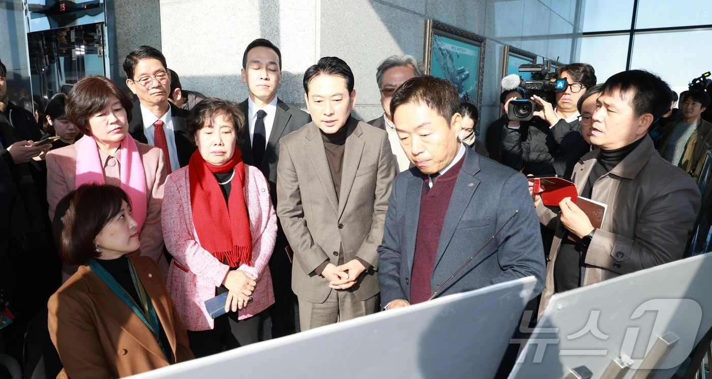 (김제=뉴스1) 유경석 기자 = 장동혁 국민의힘 대표(가운데)가 30일 전북 김제시 새만금33센터에서 열린 국민의힘·전북특별자치도 정책간담회를 마치고 전망대 라운딩을 하고 있다. …