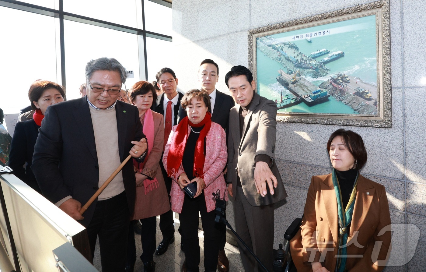 (김제=뉴스1) 유경석 기자 = 장동혁 국민의힘 대표(오른쪽 두번째)가 30일 전북 김제시 새만금33센터에서 열린 국민의힘·전북특별자치도 정책간담회를 마치고 전망대 라운딩을 하고 …