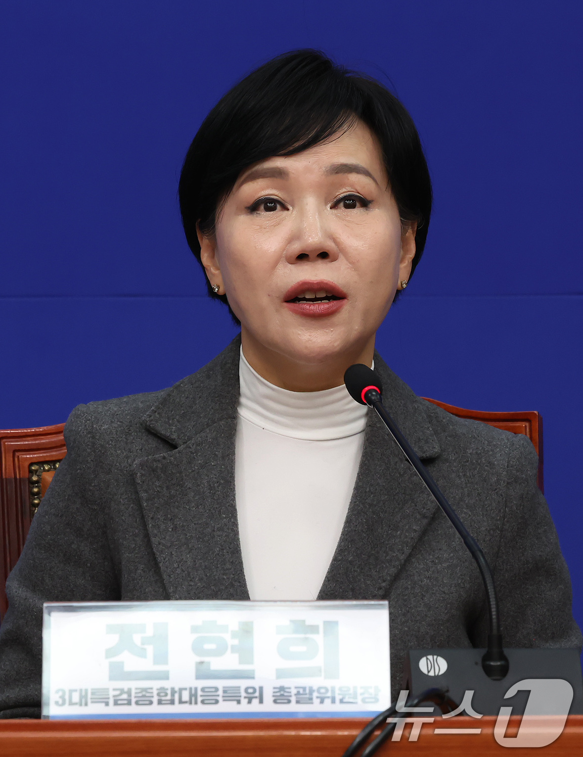 (서울=뉴스1) 장수영 기자 = 전현희 더불어민주당 3대특검종합대응특위 총괄위원장이 30일 오전 서울 여의도 국회에서 열린 기자간담회에서 발언하고 있다. 2025.12.30/뉴스1 …