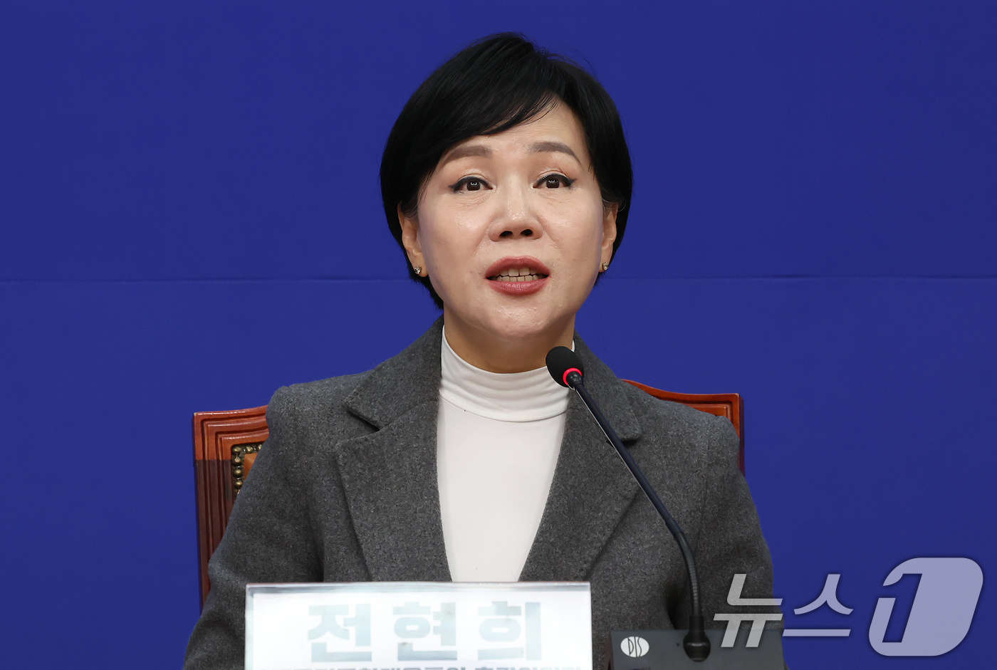 (서울=뉴스1) 장수영 기자 = 전현희 더불어민주당 3대특검종합대응특위 총괄위원장이 30일 오전 서울 여의도 국회에서 열린 기자간담회에서 발언하고 있다. 2025.12.30/뉴스1 …