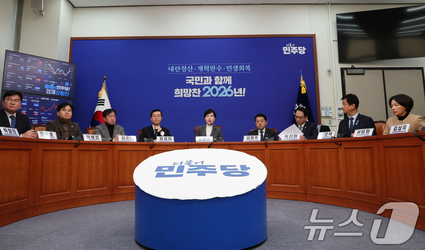 (서울=뉴스1) 장수영 기자 = 전현희 더불어민주당 3대특검종합대응특위 총괄위원장이 30일 오전 서울 여의도 국회에서 열린 기자간담회에서 발언하고 있다. 2025.12.30/뉴스1 …