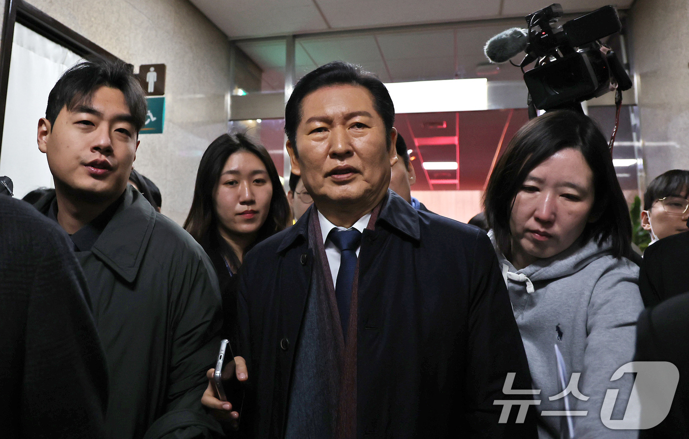 (서울=뉴스1) 장수영 기자 = 정청래 더불어민주당 대표가 30일 오전 서울 여의도 국회에서 당대표실로 이동하고 있다. 2025.12.30/뉴스1