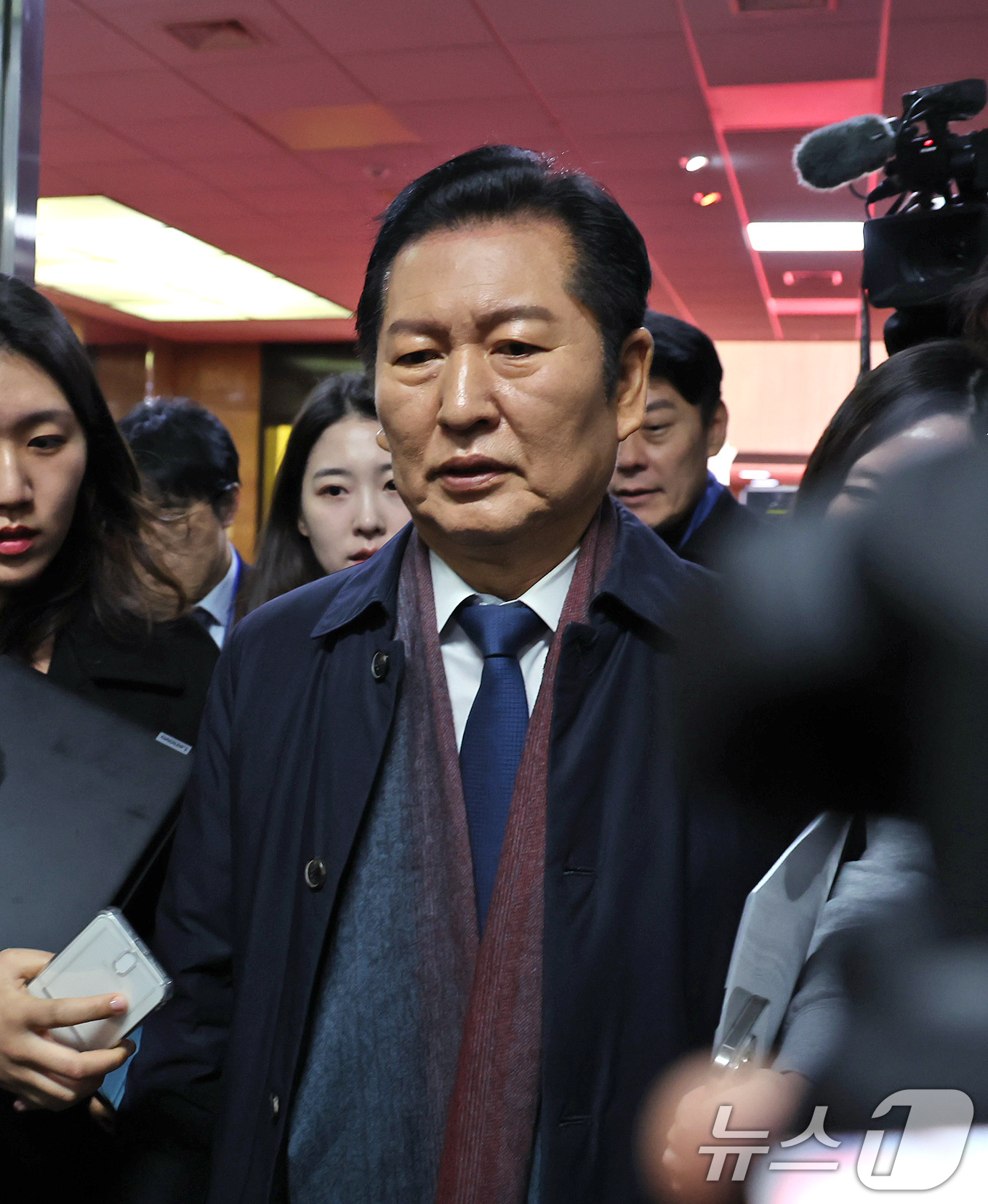 (서울=뉴스1) 장수영 기자 = 정청래 더불어민주당 대표가 30일 오전 서울 여의도 국회에서 당대표실로 이동하고 있다. 2025.12.30/뉴스1