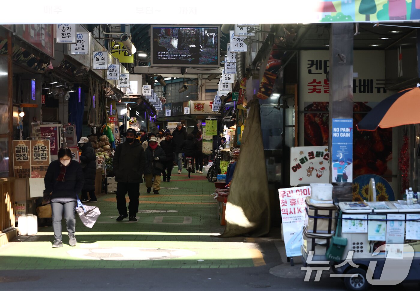본문 이미지 - 서울 시내의 전통시장이 한산한 모습. 2025.12.30/뉴스1 ⓒ News1 김민지 기자