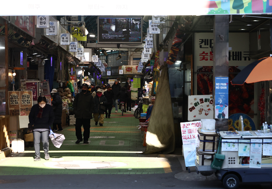 한은 "물가, 환율 영향 지속…2% 수준으로 점차 안정될 것"