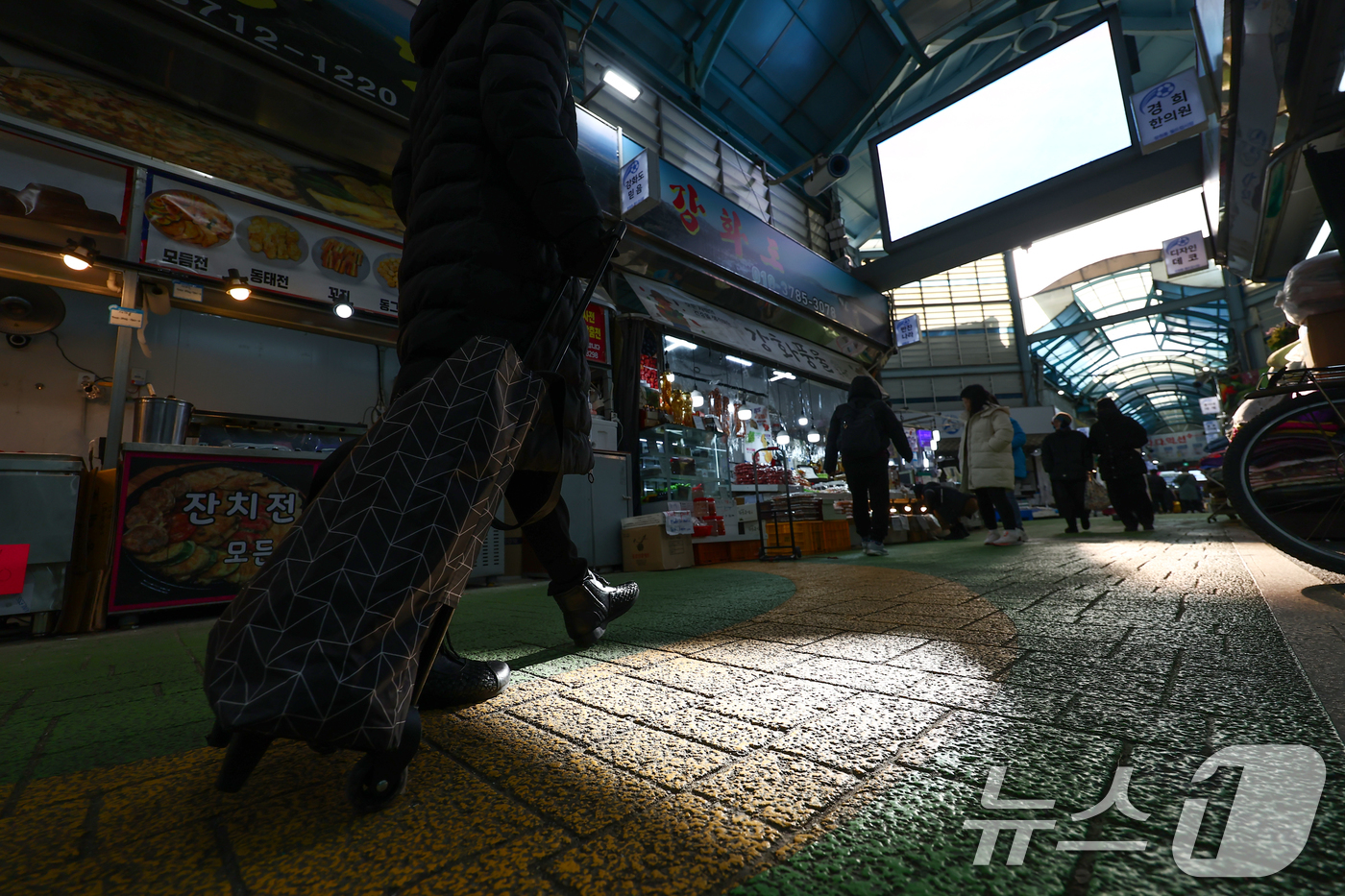 (서울=뉴스1) 김민지 기자 = 내수 소비를 보여주는 소매판매가 지난 10월 추석 명절과 2차 민생회복 소비쿠폰 효과 등에 따른 기저효과로 3%대 감소하며 21개월 만에 가장 큰 …