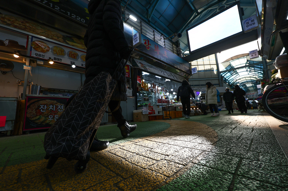 명절특수 사라지자  소비 21개월 만에 급감