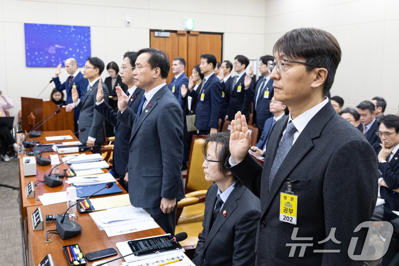 본문 이미지 - 박대준 전 쿠팡 대표이사가 30일 서울 여의도 국회에서 열린 제430회국회(임시회) 쿠팡 침해사고 및 개인정보 유출, 불공정 거래, 노동환경 실태 파악과 재발방지 대책 마련을 위한 연석 청문회에 출석해 증인 선서하고 있다. 2025.12.30/뉴스1 ⓒ News1 이승배 기자