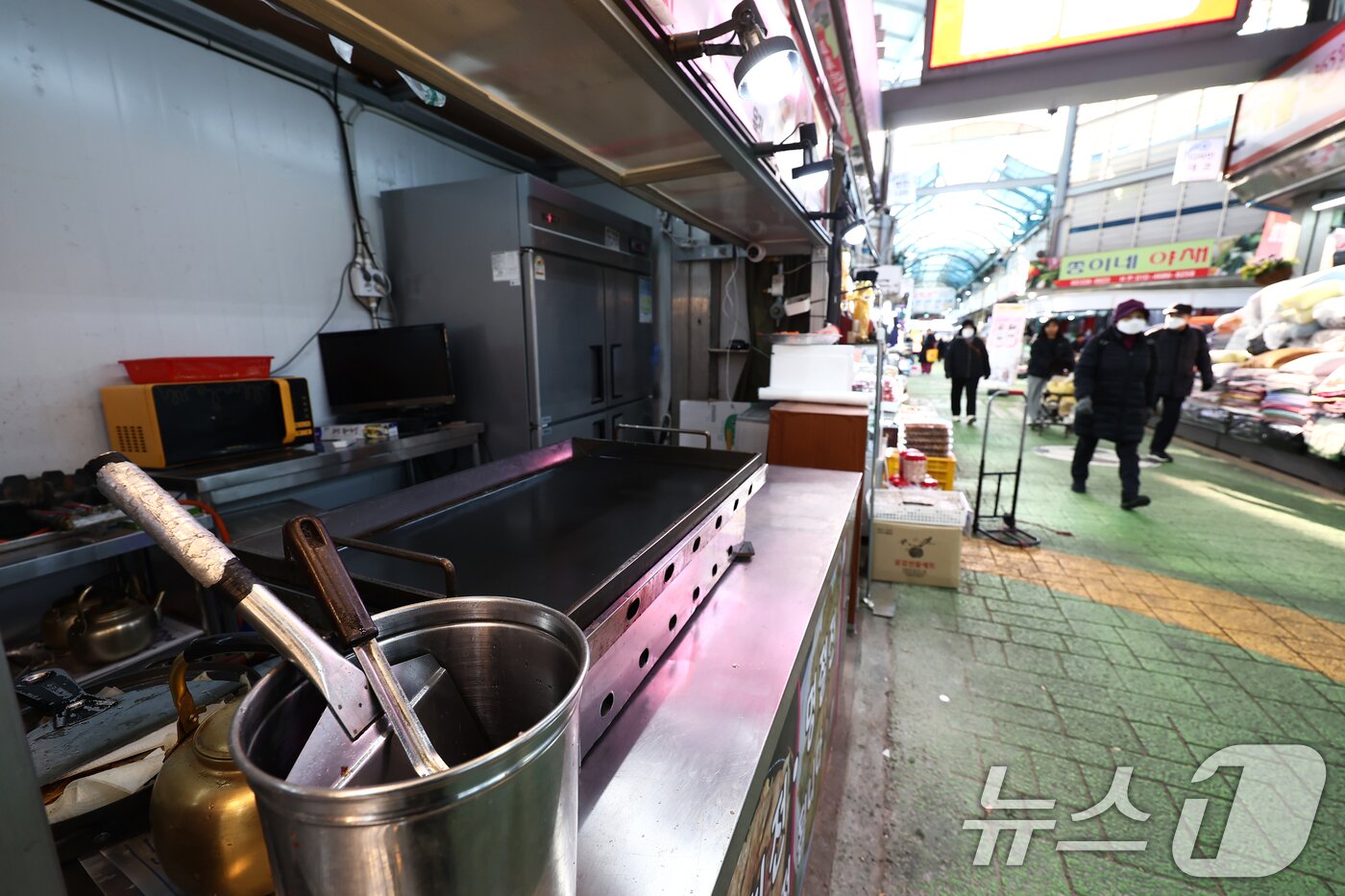 본문 이미지 -  서울 시내의 전통시장이 한산한 모습. 2025.12.30 ⓒ 뉴스1 김민지 기자