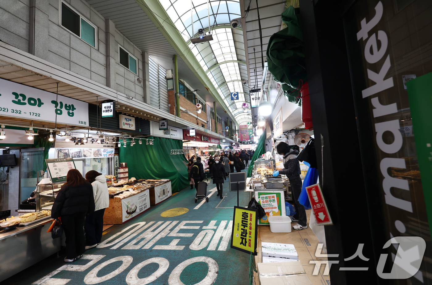 (서울=뉴스1) 김민지 기자 = 내수 소비를 보여주는 소매판매가 지난 10월 추석 명절과 2차 민생회복 소비쿠폰 효과 등에 따른 기저효과로 3%대 감소하며 21개월 만에 가장 큰 …