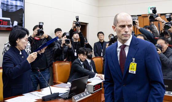 돌아서는 해롤드 로저스 쿠팡 대표